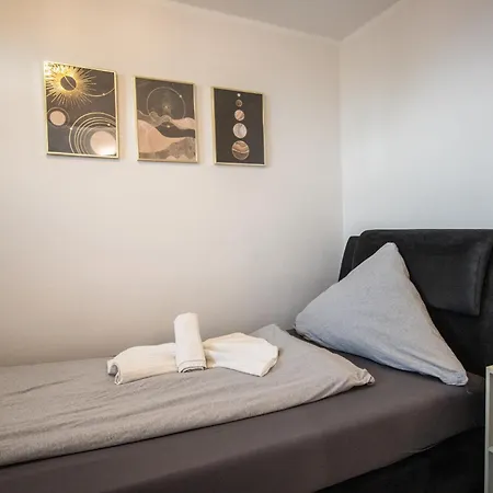 Messewohnung Fuer 5 Gaeste Mit Balkon Und Lift דירה